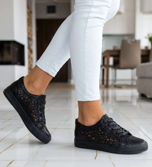 Czarne ażurowe trampki na koturnie /E3-1 17201 G6/