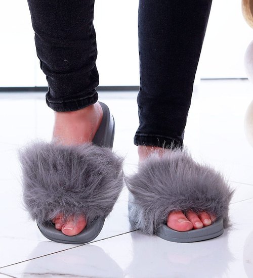 Szare damskie klapki z obfitym futerkiem /E1-3 15194 T199/