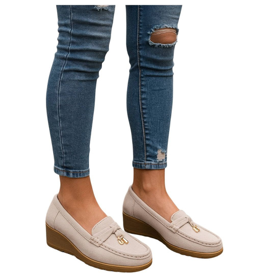 Beżowe czółenka na niskim koturnie /E2-318222 W233/