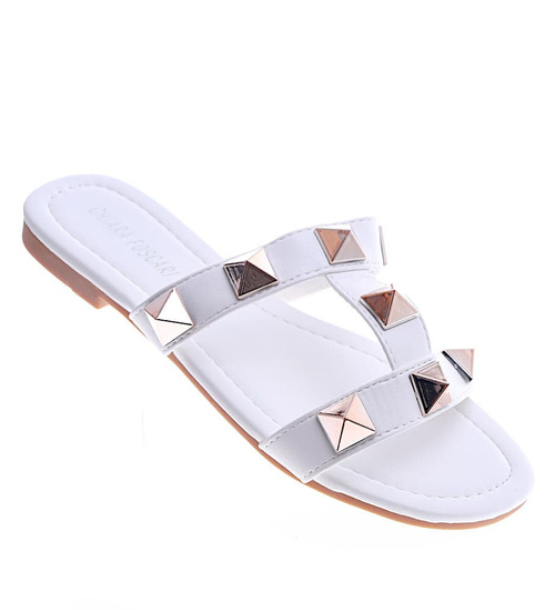 Białe płaskie klapki damskie z piramidkami /A8-1 13554 T191/