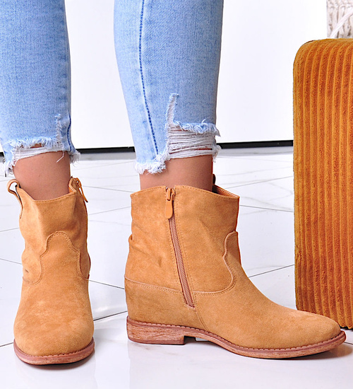 Zamszowe botki damskie na niskim koturnie Camel /F6-2 3961 T296/