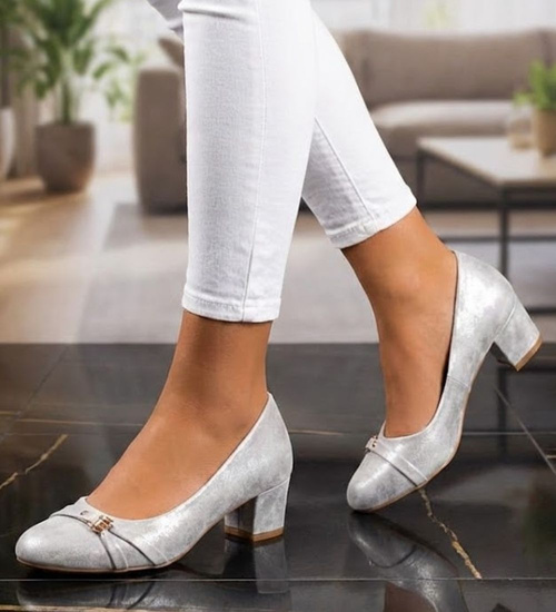 Srebrne czółenka na niskim obcasie /B5-2 12233 T492/