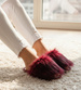 Bordowe klapki z efektownym futerkiem /C1-1 2832 K197/