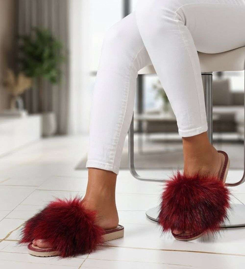 Bordowe klapki z efektownym futerkiem /C1-1 2832 K197/