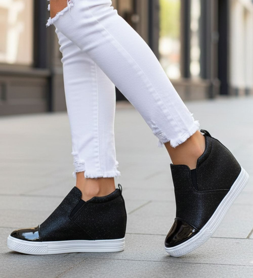 Czarne trampki na niskim koturnie /C1-3 4300 S174/