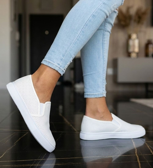 Białe wsuwane ażurowe tenisówki slip on /F2-2 15641 T184/