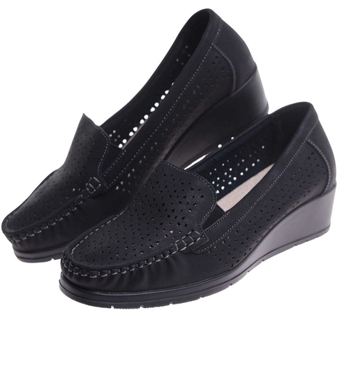 Ażurowe czarne czółenka na niskim koturnie /A6-3 17718 W299/