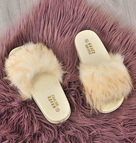 Beżowe klapki damskie z futerkiem /G4-2 4208 S1077/