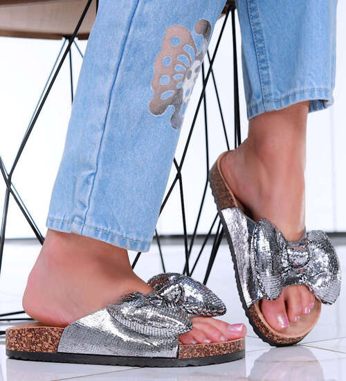 Srebrne klapki damskie na płaskim obcasie /A5-2 16296 T131/ Srebrne klapki damskie na płaskim obcasie /A5-2 16296 T131/