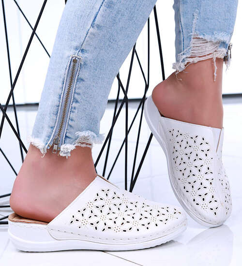 Białe ażurowe damskie klapki na płaskim obcasie /B2-2 15801 T394/