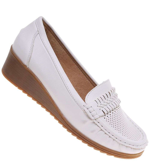 Białe buty czółenka na niskim koturnie /F8-2 18677 T382/