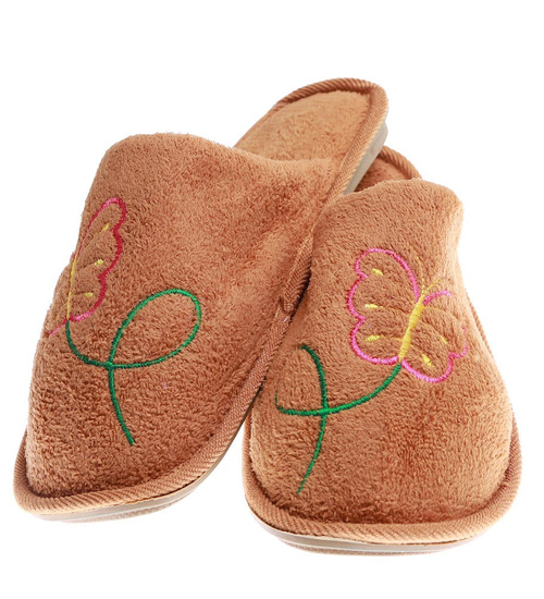 Pluszowe brązowe kapcie damskie z haftem /C6-1 15948 S4-5/