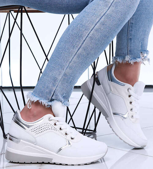 Białe sneakersy damskie na niskim koturnie /E7-1 15595 T489/