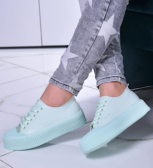 Zielone creepersy na platformie /A10-2 10628 T592/