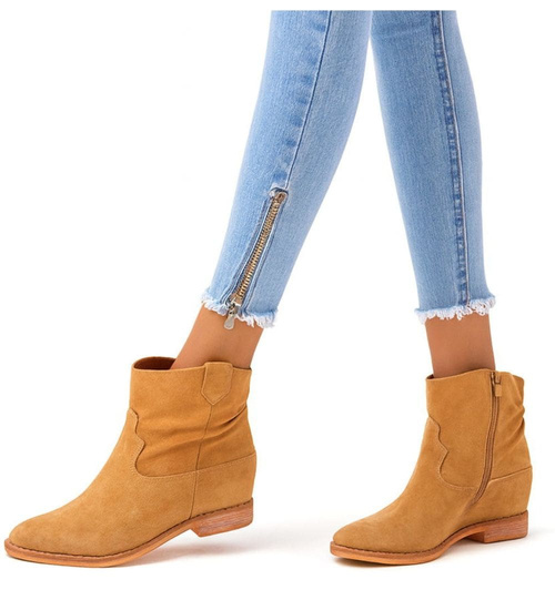 Zamszowe botki damskie na niskim koturnie Camel /F6-2 3961 T296/