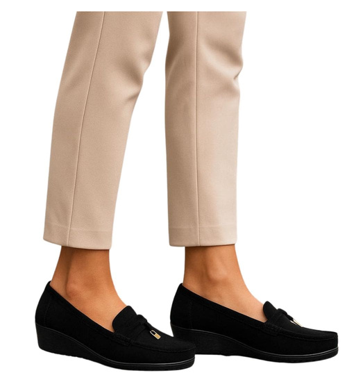 Czarne zamszowe czółenka na niskim koturnie /A2-2 18223 W233/