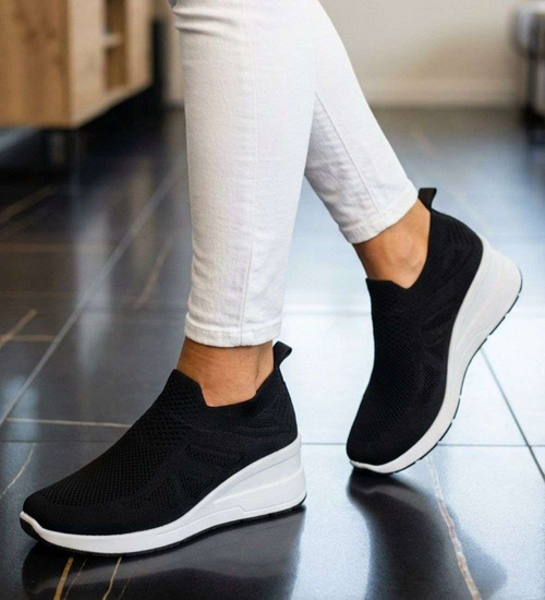 Czarne wsuwane trampki na koturnie /G2-2 18660 T112/