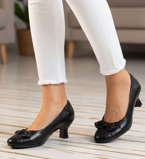 Czarne czółenka damskie na niskim obcasie z kokardką /A5-3 14717 T132/