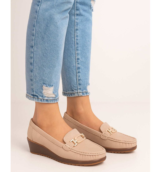 Beżowe czółenka na niskim koturnie /F8-2 18091 T287/