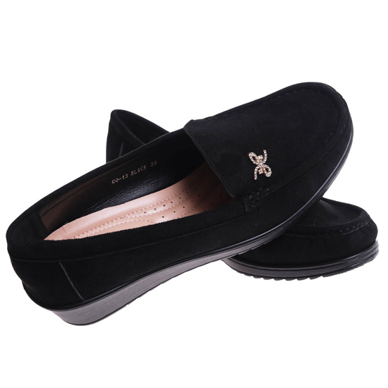 Czarne czółenka na niskim koturnie /C3-2 17334 T281/