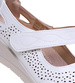 Białe ażurowe półbuty z rzepem na niskim koturnie /A3-3 16163 T330/
