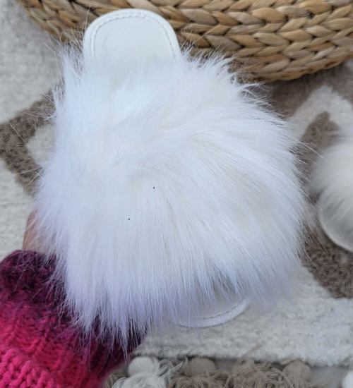 Białe klapki z efektownym futerkiem /F5-1 3824 S197/