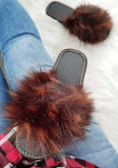 Rude klapki z efektownym futerkiem /B2-1 2830 S195/