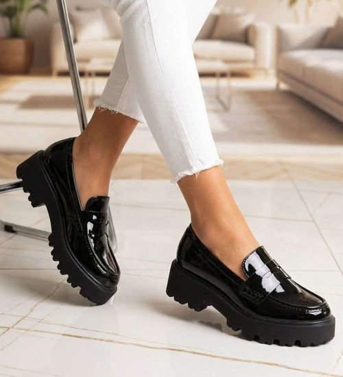 Wsuwane czarne półbuty damskie na platformie /G11-2 14650 T640/