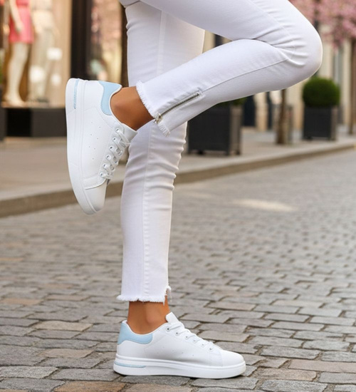Białe damskie trampki z błękitnymi dodatkami /B2-3 16060 T198/