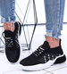 Czarne wsuwane buty sportowe z białymi dodatkami /B5-3 15905 T192/