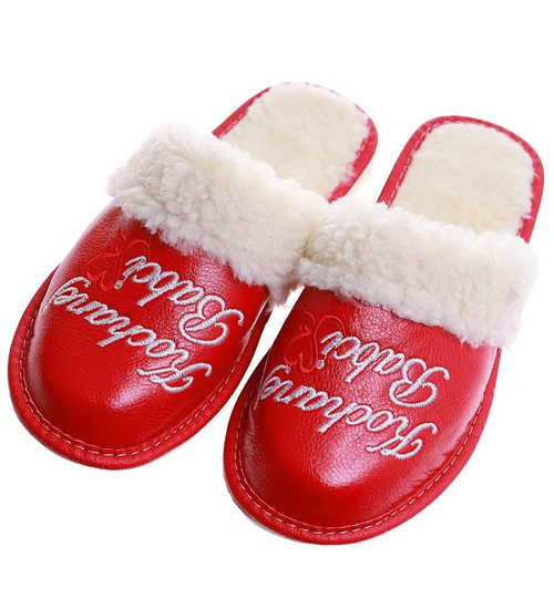 Czerwone ocieplane kapcie na Dzień Babci /F8-1 7376 S197/