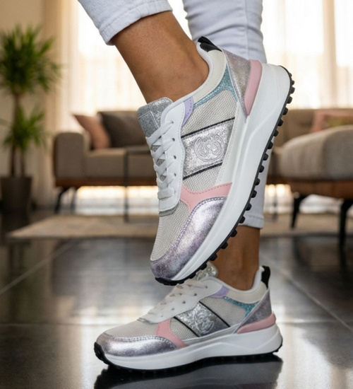 Białe sneakersy z pastelowymi wstawkami /F8-3 18842 T232/