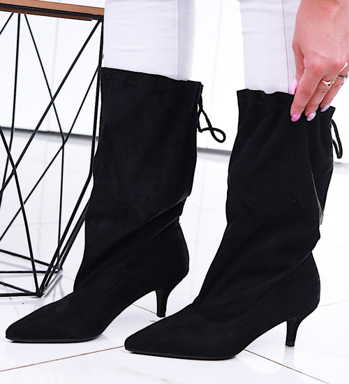 Czarne zamszowe kozaki damskie na niskim obcasie /F2-3 16754 G190/