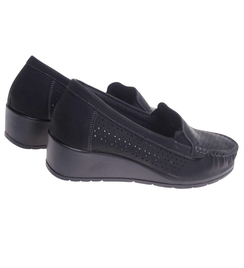 Ażurowe czarne czółenka na niskim koturnie /A6-3 17718 W299/