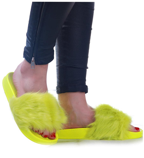 Jasno zielone klapki damskie z futerkiem /E8-2 12470 T194/