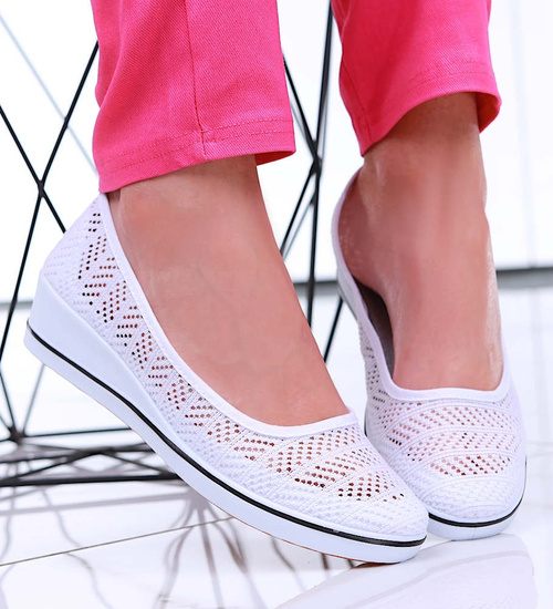 Białe koronkowe tenisówki na niskim koturnie /B3-2 16355 T256/