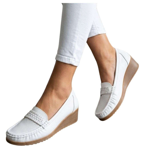 Białe buty czółenka na niskim koturnie /F8-2 18677 T382/