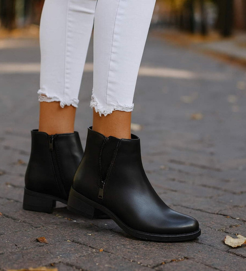 Czarne botki na płaskim obcasie /A4-2 18404 W4/