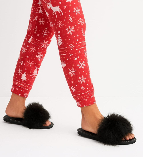 Czarne klapki z efektownym futerkiem /D5-1 2831 S197/