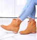 Zamszowe botki damskie na niskim koturnie Camel /F6-2 3961 T296/