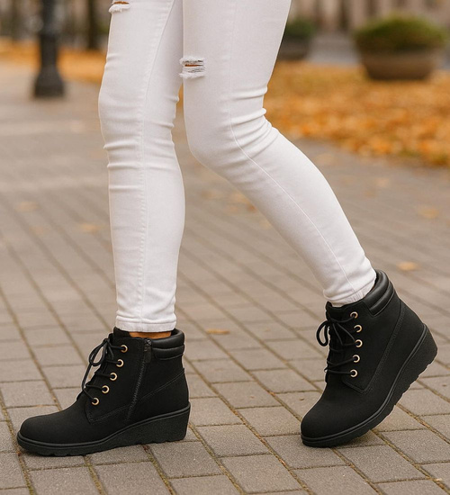 Czarne sznurowane botki na niskim koturnie /C5-2+H2 16626 T7-38/