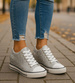 Srebrne trampki sneakersy na niskim koturnie /J4-2 16611 T094/