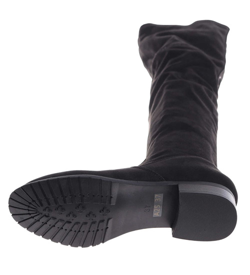 Czarne kozaki muszkieterki na płaskim obcasie /B6-2 18601 G366/