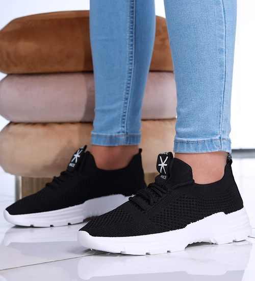 Czarne wsuwane buty sportowe /D2-3 16147 G280/