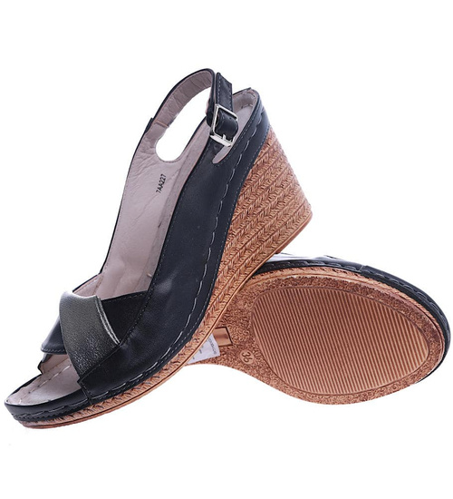 Czarne sandały na koturnie i platformie /E2-2 14134 S530/