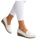Białe buty czółenka na niskim koturnie /F8-2 18677 T382/