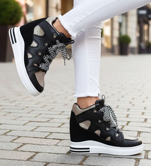 Sznurowane czarne trampki sneakersy na niskim koturnie /E5-1 15820 D430/