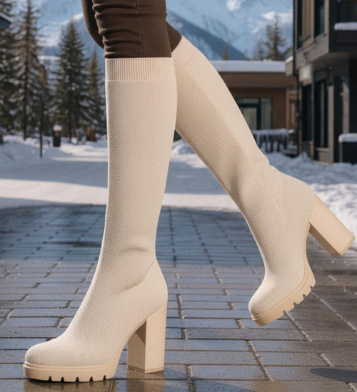 Elastyczne beżowe kozaki na obcasie /E7-2 18617 T2/