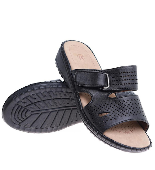 Czarne damskie klapki na płaskim obcasie /A10-2 16115 T280/