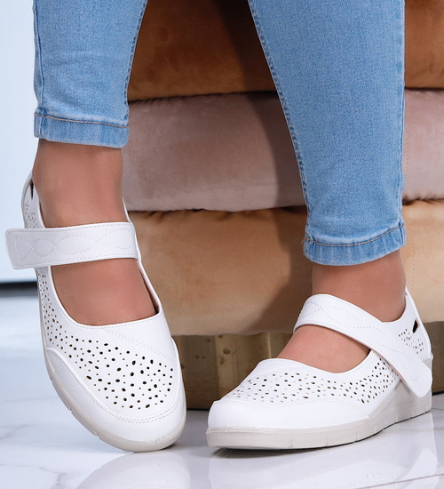 Białe ażurowe półbuty z rzepem na niskim koturnie /A3-3 16163 T330/